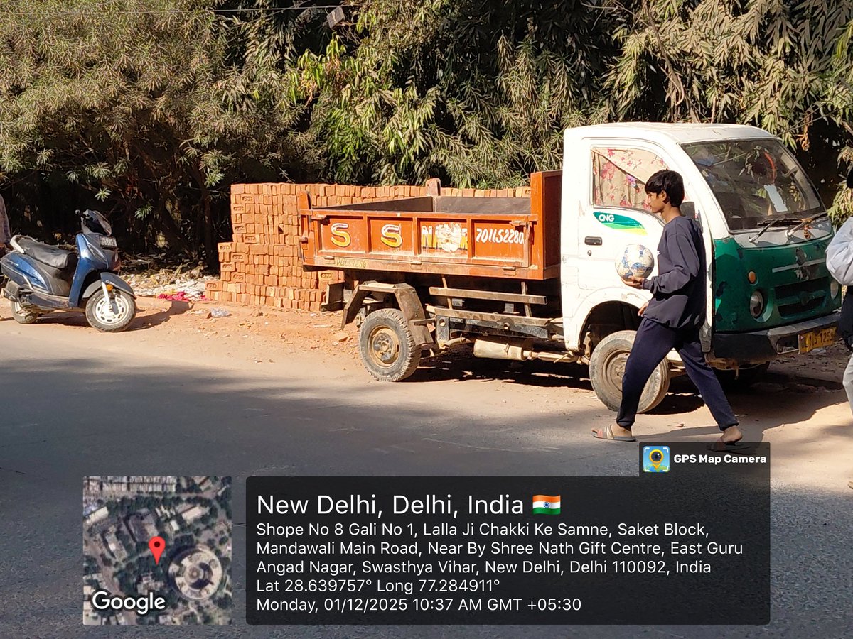 NEERAJ_RTI's tweet photo. People are selling and storing construction material on the road footpath. No one seems to stop it. This is how the govt says it’s tackling pollution. Filed a complaint on the Green App, but no action so far.

#DelhiPollution #AirQuality #CleanDelhi #RightToWalk @mssirsa https://t.co/cxA1okheo9
