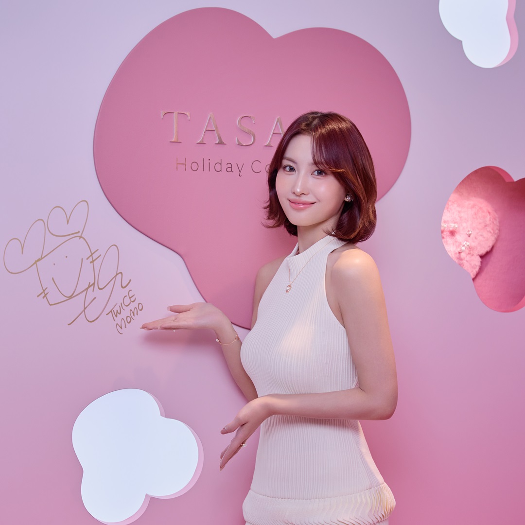 TASAKI_JP's tweet image. ホリデーカラーに染まったTASAKI 銀座本店を、MOMOとともにめぐって。
「chants (チャンツ)」のモチーフを飾ったツリーがきらめく店内で、特別なひとときを。

©︎FASHIONSNAP
photo: Takanori Okuwaki
#TASAKI #TWICE #MOMO @JYPETWICE_JAPAN
bit.ly/3XmjF0c