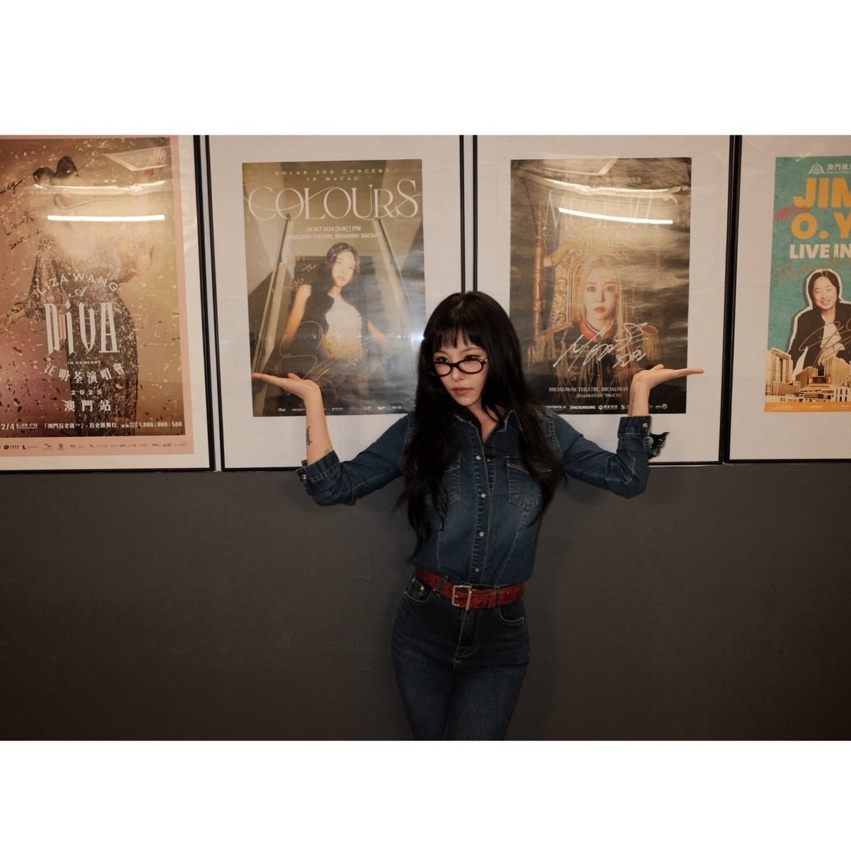 tiwoongki's tweet image. Baby wheeinie posing with her parents&apos; concert posters 😍