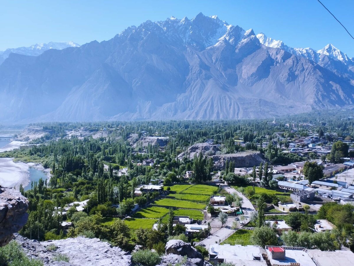 🟥گلگت بلتستان، جو علم، امن، اور سماجی ہم آہنگی کا استعارہ ہے، حالیہ دنوں میں عوامی ایکشن کمیٹی کے مبالغہ آمیز بیانیے سے، وقتی بے چینی کا شکار ہوا۔ عوام جانتے ہیں کہ ترقی کا راستہ انتشار نہیں، بلکہ حقیقت پسندانہ پالیسی، اور سنجیدہ مکالمے سے گزرتا ہے۔ شور زیادہ، حقائق کم، باشعور