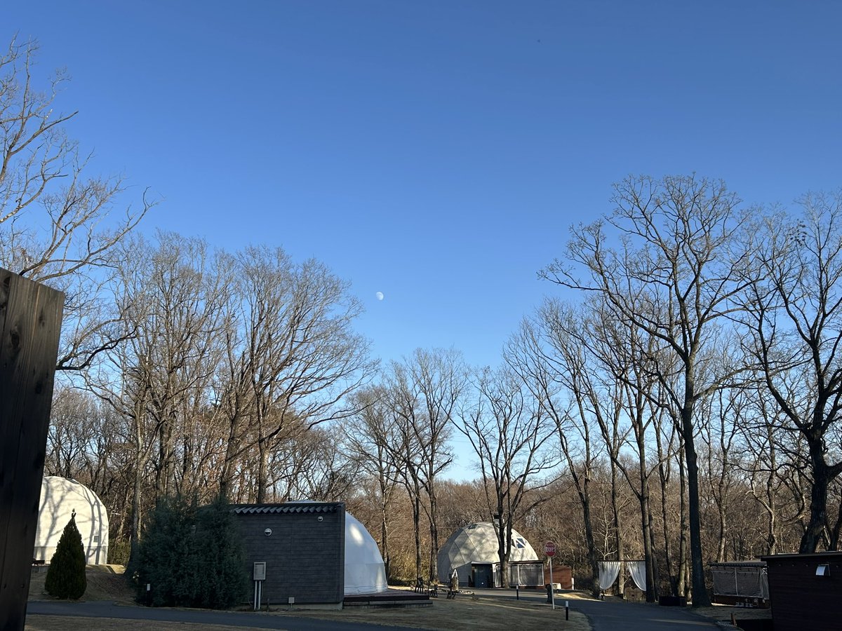 明るい時間なのに綺麗に月が見えました🌙
気が向いたら空を見上げて見るのも発見があっていいかも🤭
 #那須高原  #那須旅行  #グランピング  #女子旅  #WHITELAMP
