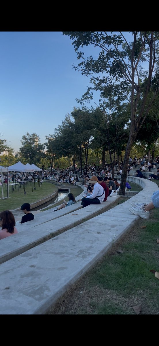 ยังจำภาพที่หันไปคนอ่านนส.เงียบๆร้อยกว่าคนในสวนเบญได้เลย ตอนเดินเข้างานก็เห็นคนมาถ่ายพรีเวดดิ้ง ถ่ายรับปริญญาในสวน น้องหมาวิ่งเล่น ความรู้สึกแบบหัวใจของเมืองคือแบบนี้ อยากช่วยดูแลอากาศจะได้มีโมเมนท์แบบนี้ไปนานๆ