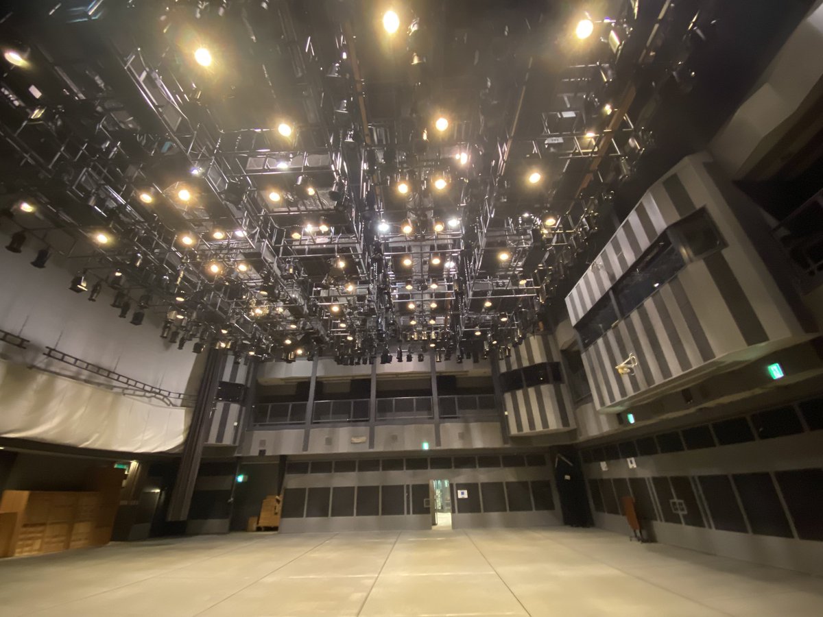 #万博設計16『沈む。躍れ、ひとり』
終演しました。
ご来場いただいた皆様ありがとうございました。息子、理役でした。

稽古から本番まで、ご褒美のような時間でした。ひたすらに楽しかった。頑張ってきてよかった。
劇うまの先輩方に揉まれて、憧れのアイホールにも立たせていただいて、感無量です。