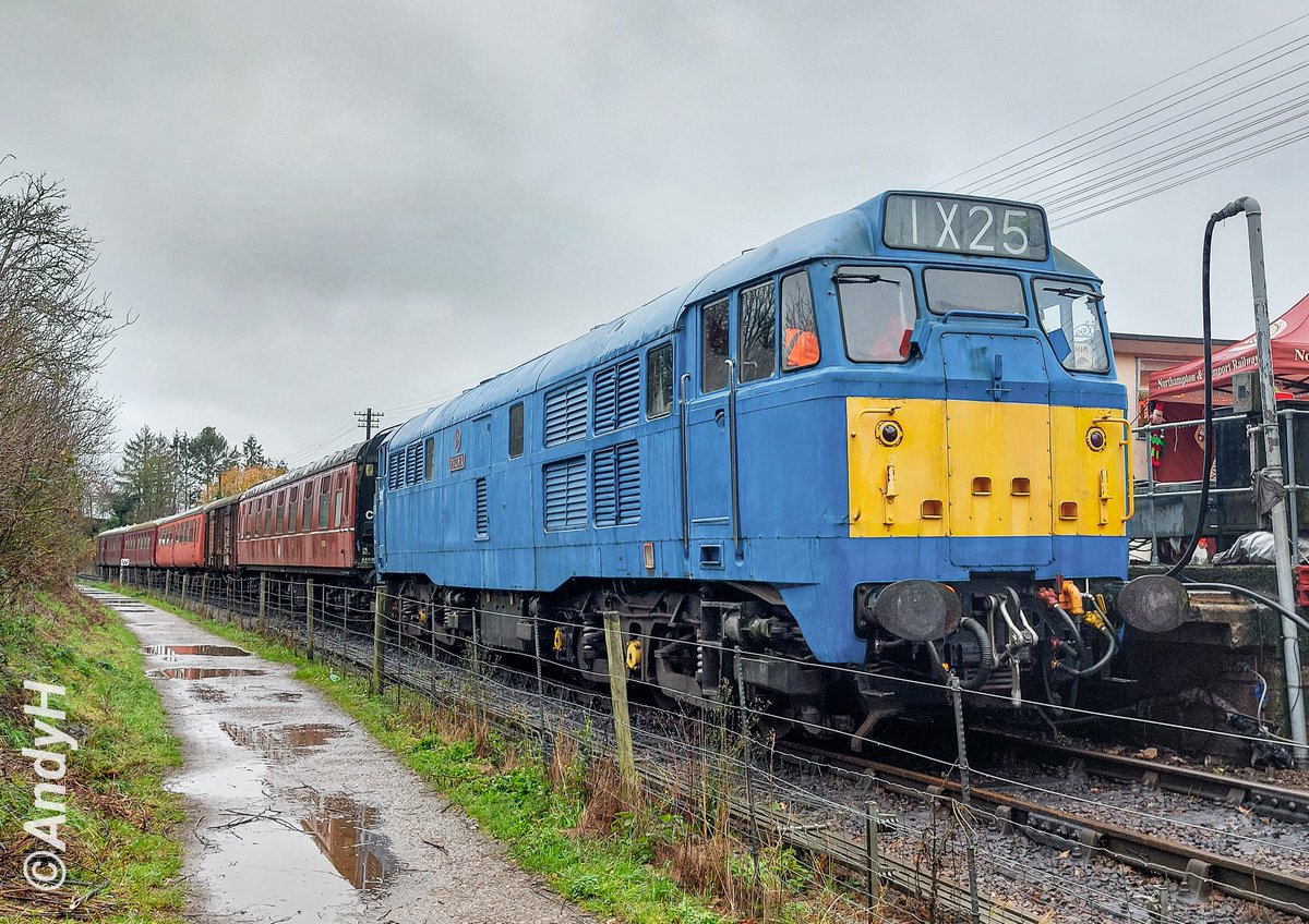 holtona72's tweet image. #MondayMorningBlues A final pic of 31289 at the @NLRailway dog friendly #SantaPaws trains on Saturday. The morning weather was dreadful but by lunch the rain had stopped &amp;amp; it was brightening up. Seen from the Brampton Valley way opposite Pitsford &amp;amp; Brampton station. #NLR 29/11/25