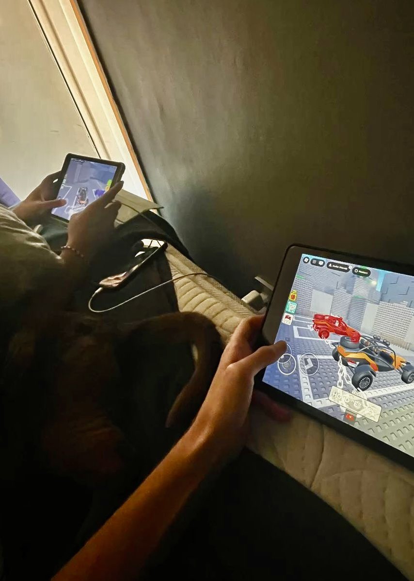 sunoui's tweet image. Not to mention the little joys we wove into those days—our game nights and movie dates, watching whatever caught our curiosity or finally pressing play on the films we’d been meaning to see for ages. Those small moments felt like their own kind of magic.