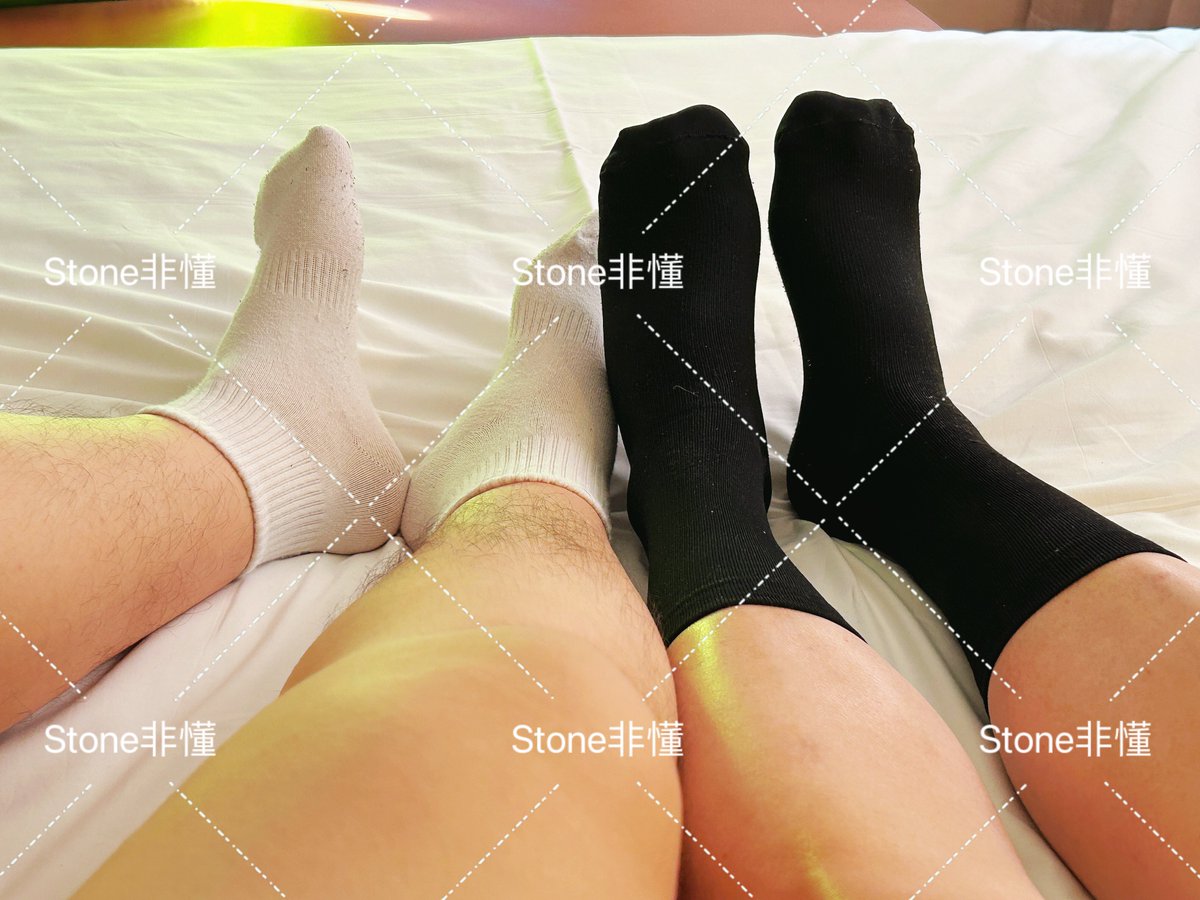 和一个不愿意透露姓名的X老师线下面基了
今日份黑白配，X老师腿好粗，好好玩
黑白配是好看好看真好看
猜一猜谁是E谁是R，猜对有奖哦