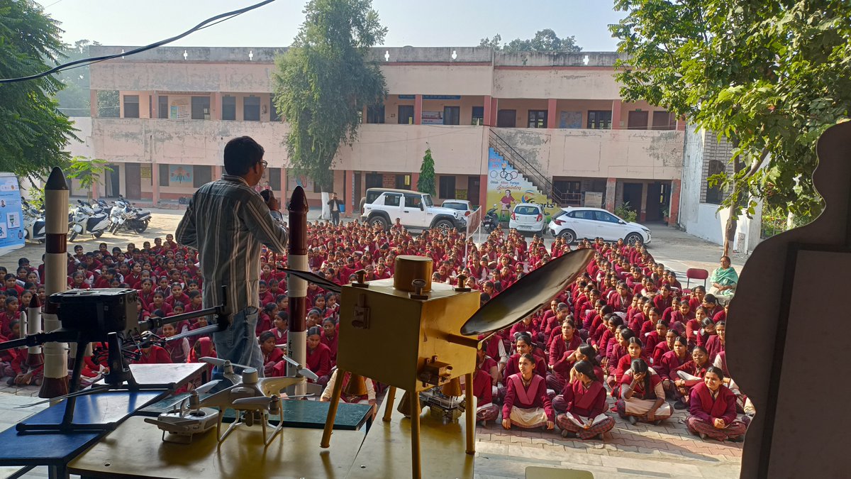 schooledu_pb's tweet photo. From everyday science to space stories, Science on Wheels is turning PM Shri School campuses into mobile science labs. This 67-day journey across 16 districts is helping students from classes 6–12 experience STEM in an exciting, practical way. #STEM #scienceonwheels https://t.co/n5TDY40l0B