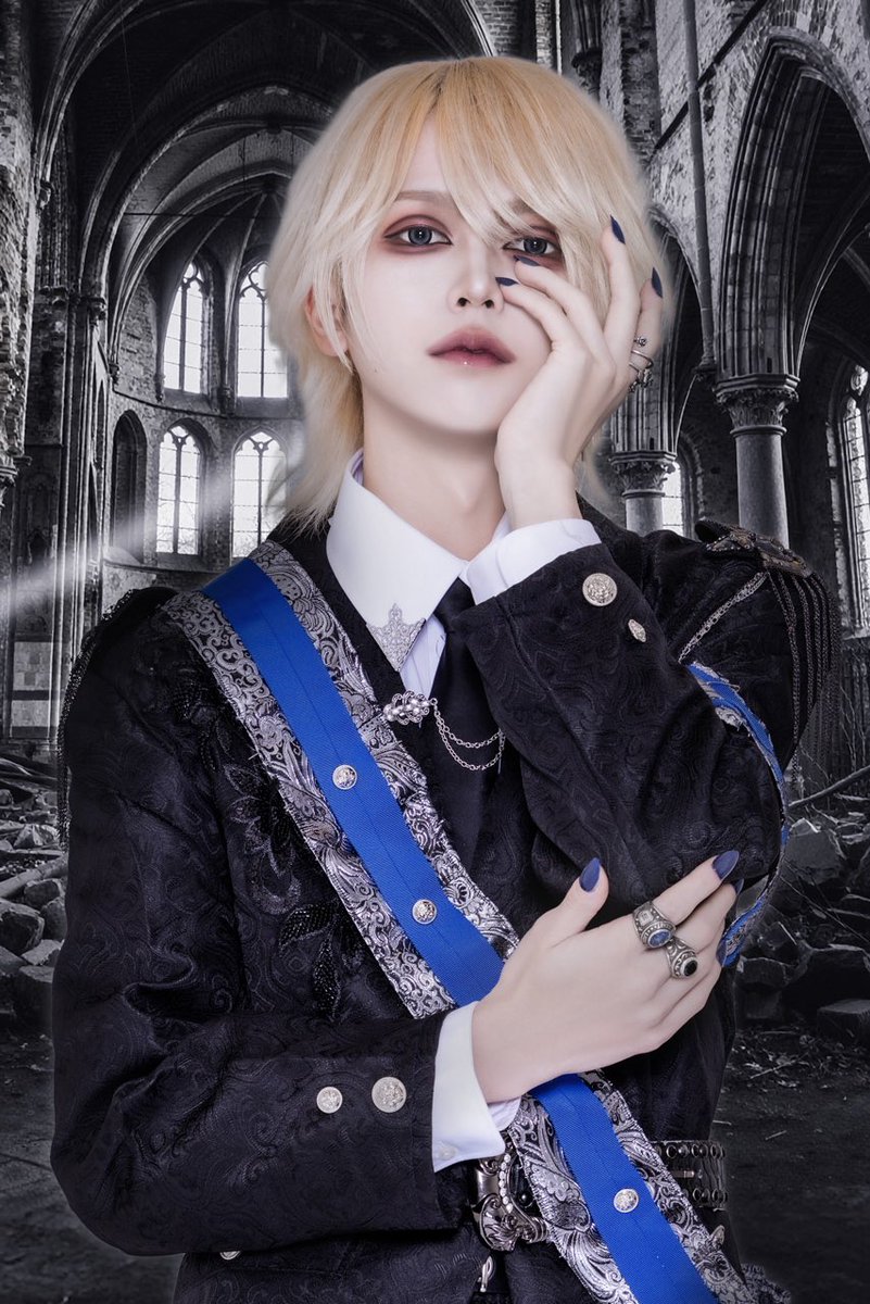 👁️‍🗨️2025.11.29 始動開始👁️‍🗨️
みなさま、全体アー写のRTいいね企画ご協力ありがとうございました♪

⚰️ ⚰️ ⚰️ ⚰️🧛⚰️ ⚰️ ⚰️ ⚰️

ROYAL VAMP ROSE(ロイヤルバンプローズ)
略称:ロイバン

青色担当:雨宮　獅音(あめみやしおん)
@RVR_shion1121 

個人アー写解禁🎉

このポストがRT+いいね300で