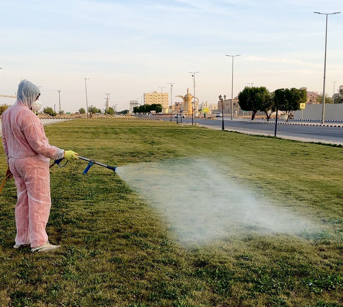 📸 | صور 

تواصل الفرق الميدانية أعمال الرش الوقائي للحد من الآفات ورفع مستوى الصحة العامة

#بلدية_الخبراء تعمل لأجلكم 
#أمانة_منطقة_القصيم