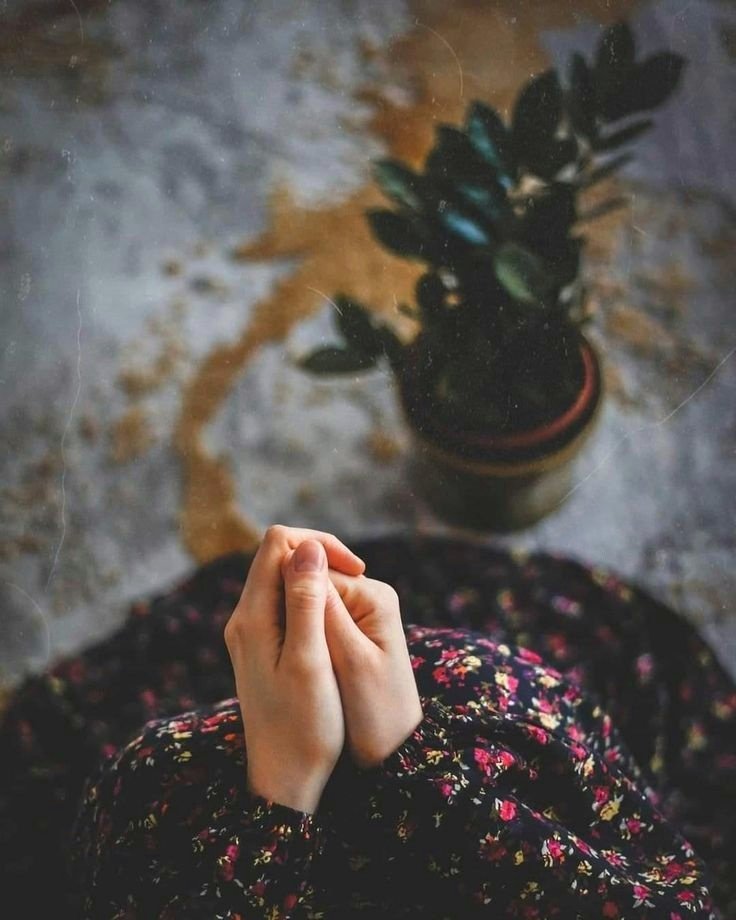 کاش آدم می توانست صدایِ کسی که دوستش دارد را در گلدانی بِکارد . .