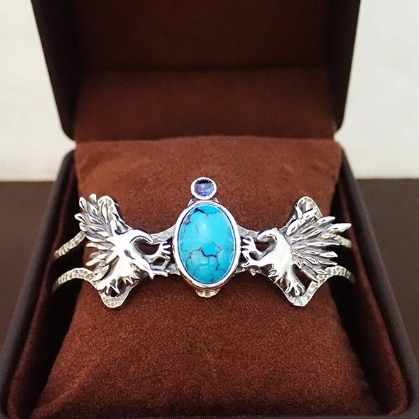 誉ノ錺（ほまれノかざり）」の作品「raven トルコ石のバングル」です