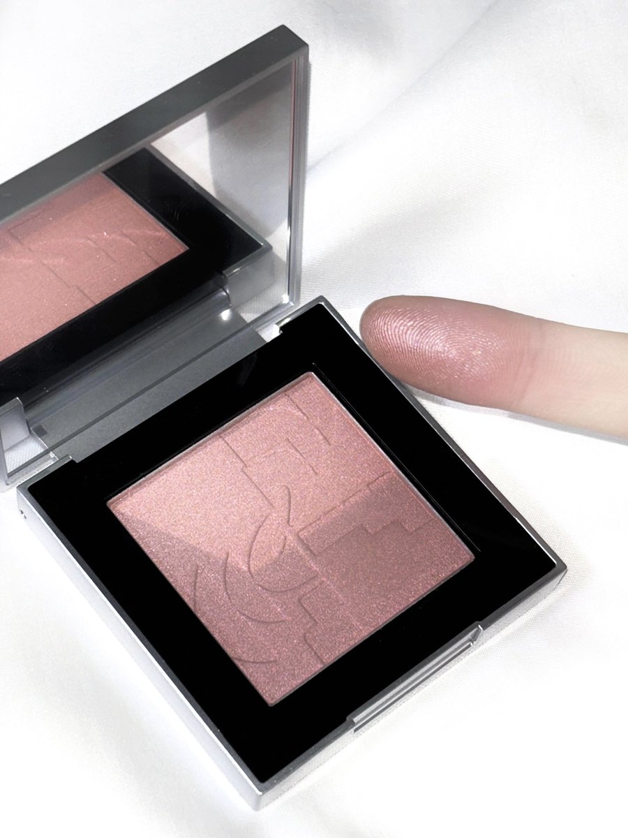 투슬래시포 배티 베이지 딱 핑크 베이지 컬러

블렌딩 했을 때 베이지 느낌이 은은하게 퍼지는데 펄감이 있어서 더 더욱 영롱한 것 같아요 미쳤다…
포인트 블러셔로 활용하기 너무 좋을 것 같음