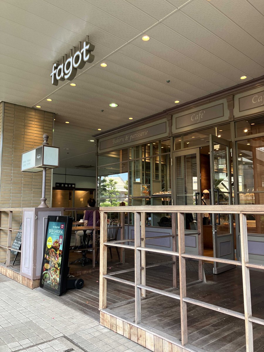 _pookietime's tweet image. went to this bakery and they all knew u