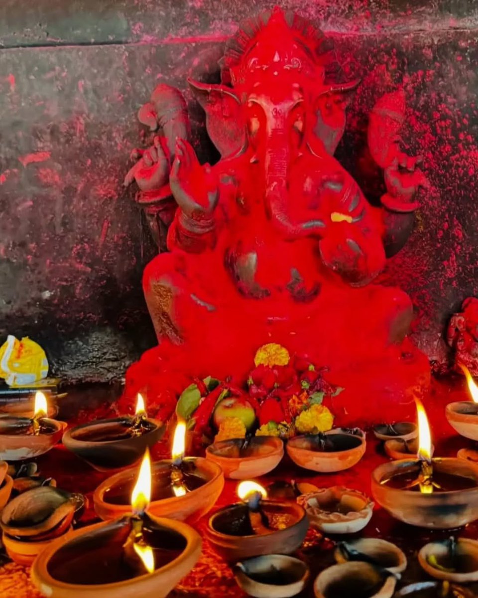 yajnshri's tweet image. ज्योतिष टिप्स ✨

1. मुकदमे में विजयी होना
2. भाग्यवर्धक उपाय
3. भाग्यकारक उपाय
4. ऋण मुक्ति का उपाय
5. धन व ज्ञान वृद्धि के लिए
6. विपदा का निवारण

🔹मुकदमे में विजयी होना

खजूर के पेड़ का बांदा मूल नक्षत्र में सिद्ध कर दाईं बांह पर बांधने से मुकदमे में जीत होती है।(सिद्ध करने…