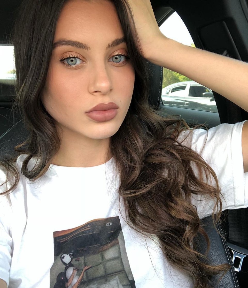 vikas_chand11's tweet image. Former मॉडल Lana Rhoades हाल ही में एक छोटी सी अपील की वजह से सुर्खियों में आ गईं।

इस बार बात किसी शो या बड़े इंटरव्यू की नहीं थी बल्कि एक ऐसी सच्चाई की थी जिसे उन्होंने पहली बार खुलकर स्वीकार किया।

Lana ने बताया कि सिर्फ 19 साल की उम्र में उन्होंने आर्थिक मजबूरी और कम समझ के…