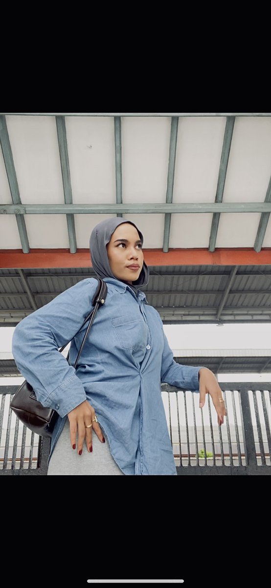 Harus bgt punya denim shirt🫵🏻 karna model baju yg kaya gini itu timeless👌🏻

Cakep bgt buat mix and match outfit 🕺🏻

#dhilreview