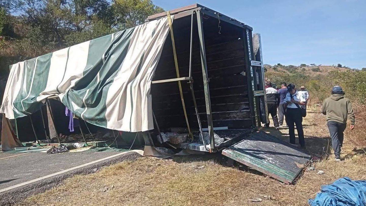 #Accidente || vuelca Camion que trasportaba peregrinos de #Acatzingo y #Huixcolotla 

La unidad corresponde a la peregrinación Acatzingo 43 aniversario los cuales su destino es Juquila Oaxaca,