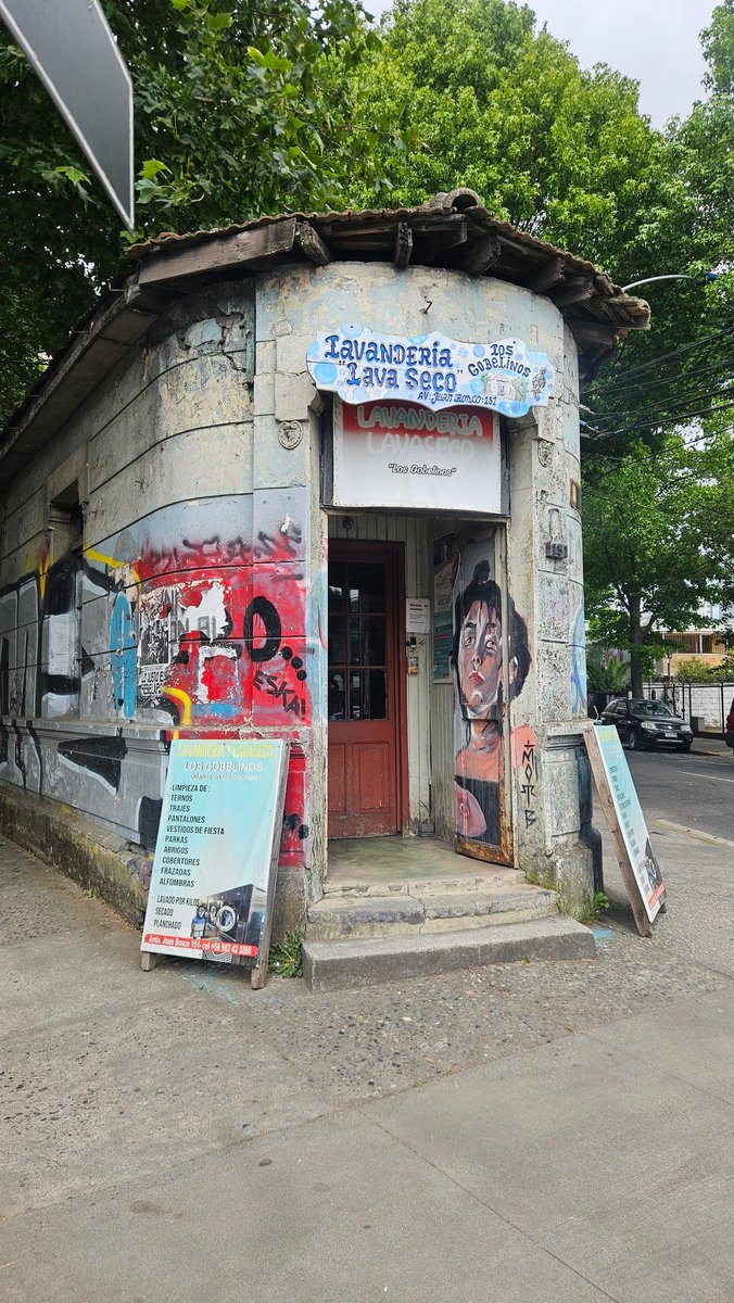 FcoDarmendrail's tweet image. En Freire con San Juan Bosco de #Concepción  se levanta la histórica Lavandería Los Gobelinos, una de las más antiguas de la ciudad. Funciona en un edificio icónico construido en 1910, una verdadera joya patrimonial que sigue viva más de un siglo después.
