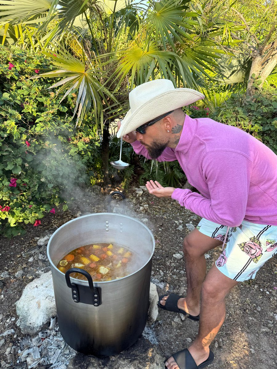 a partir de media noche me declaro en horario navideño!!
cualquier natilla sancocho buñuelo me invitan porfa 🙏🏻