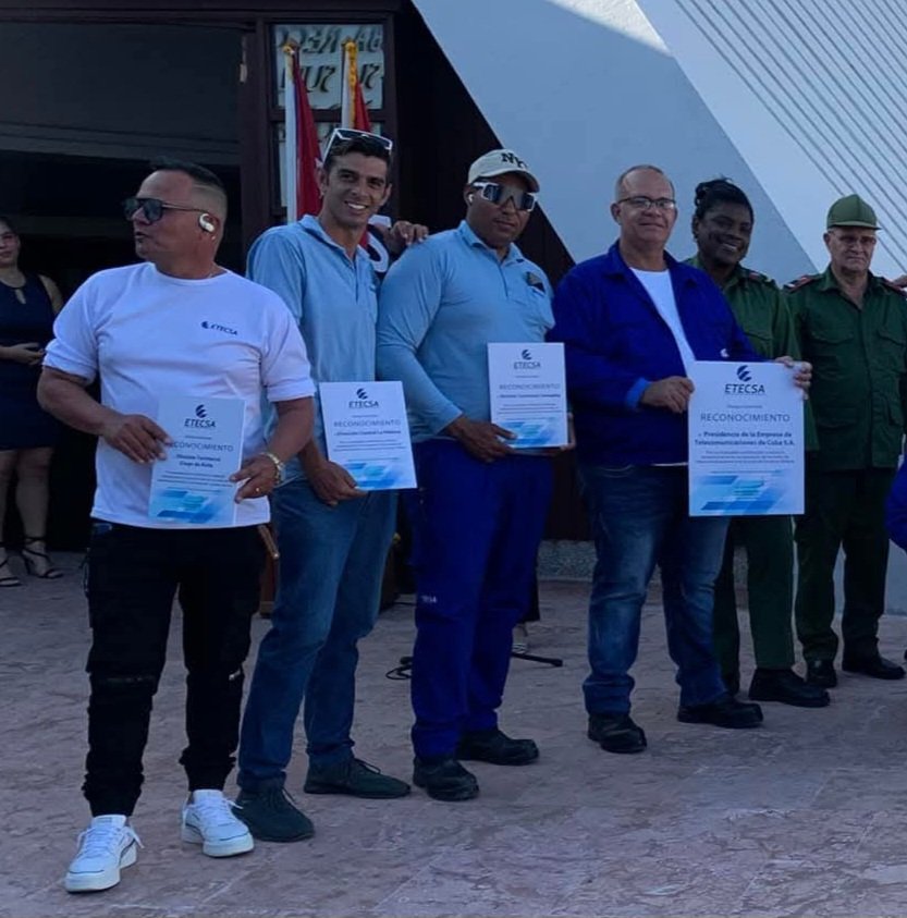 Reciben de las autoridades políticas y gubernamentales de Santiago de Cuba reconocimiento a las provincias que participaron en la recuperación de los servicios de <a href="/ETECSA_Cuba/">ETECSA</a> . #EtecsaConCuba #EtecsaTeAcompaña
