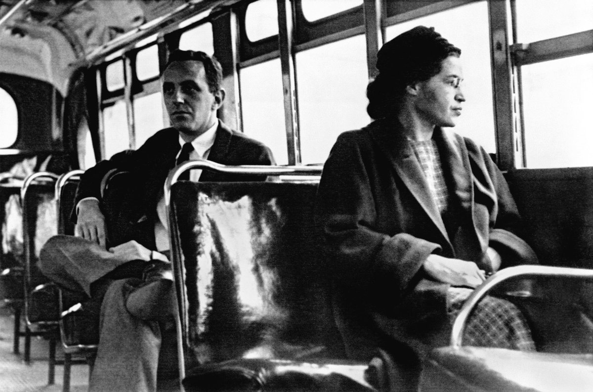 CerfiaFR's tweet image. 🇺🇸 FLASHBACK | Il y a 70 ans jour pour jour, le 1er décembre 1955, Rosa Parks était arrêtée à Montgomery après avoir refusé de céder sa place à un passager blanc dans un bus. Son arrestation devient l’un des déclencheurs du boycott des bus et marque une étape clé dans la lutte…
