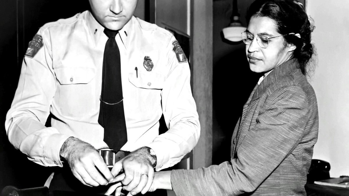 CerfiaFR's tweet image. 🇺🇸 FLASHBACK | Il y a 70 ans jour pour jour, le 1er décembre 1955, Rosa Parks était arrêtée à Montgomery après avoir refusé de céder sa place à un passager blanc dans un bus. Son arrestation devient l’un des déclencheurs du boycott des bus et marque une étape clé dans la lutte…