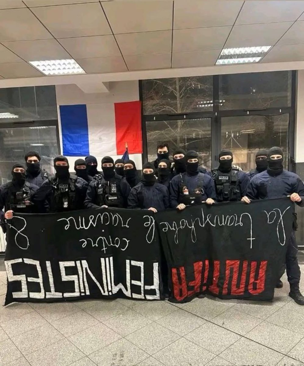 Barras_LATAM's tweet image. 🇫🇷 ¿Barras? ¿Ultras? ¡NO!

Así poso LA POLICIA DE PARÍS, después de confiscarle la bandera a la organización &quot;ANTIFA FEMINISTA&quot;.

Como si fuera una hinchada robandole un trapo a otra.
