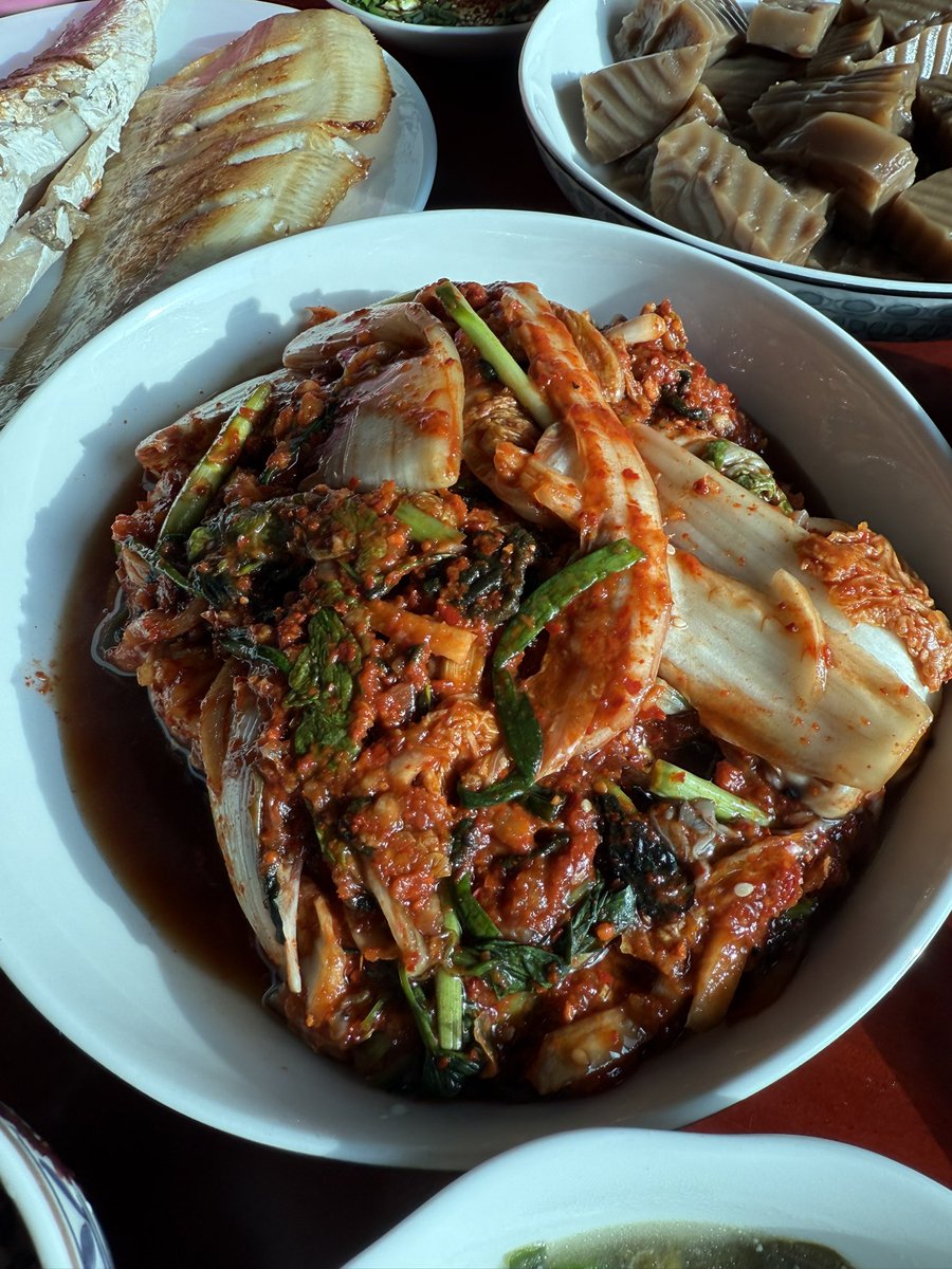 [레즈 며느리 4]

새벽에 경상도 이모 집에 도착해서 좀 자고 일어나서 김장하려는데

이모 : 어제 다 해서 창고에 여어 놨다
나 : 아니 김장하자더니
이모 : 얼라 데리고 일 몬한다
나 : …? 근데 왜 데리고 오라고 한 거야

이모 : (진수성찬을 차리며) 밥 무라

경상도식 애정표현 어질어질하다