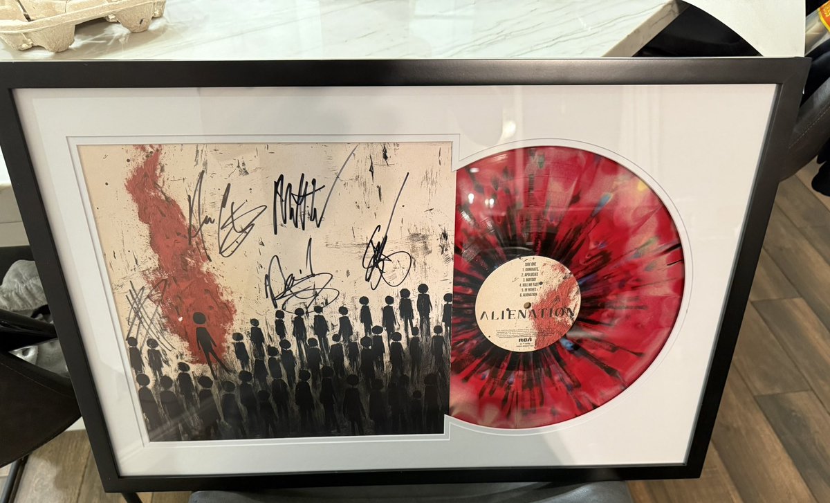 I finally framed my autographed Three Days Grace vinyl!🤩🤩😍