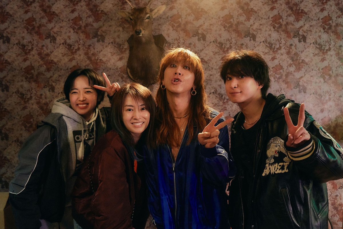 nightflower_jp's tweet image. ✿₊📸 #ナイトフラワーオフショット 💐₊✿

#北川景子 さん、#森田望智 さん、
#佐久間大介 さん、#渋谷龍太 さんの
4ショットをお届け！

劇中ではまったく違う世界で生きる4人ですが
現場では笑顔あふれる和やかな雰囲気に☺️✨

#ナイトフラワー #SnowMan #SUPERBEAVER
絶賛公開中🎬