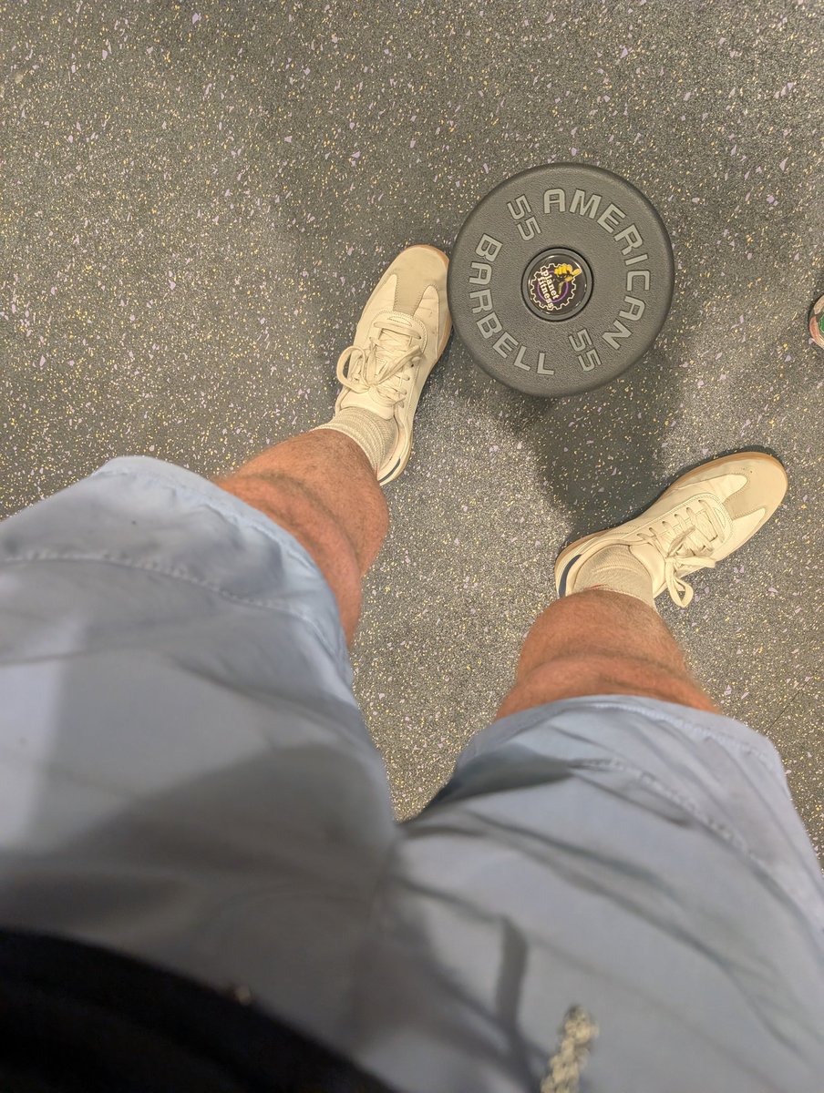 cashextract0r's tweet photo. Leg goals are to be able to crush a watermelon and that's about it https://t.co/vZQDLS9iwQ