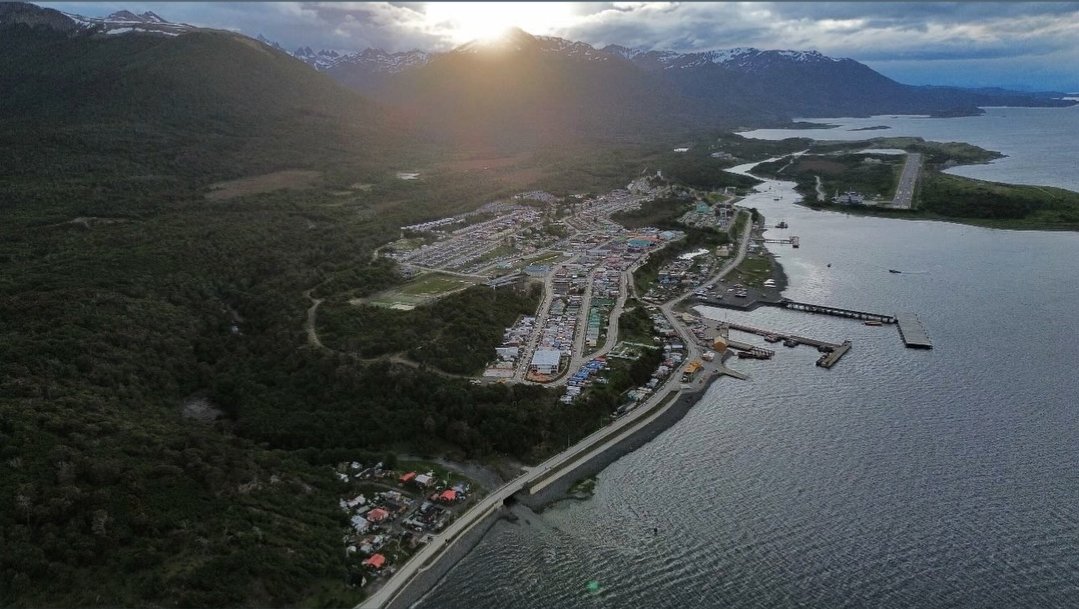 jpberlinger's tweet image. Puerto Williams está &quot;más allá del fin del mundo&quot; y se ha transformado en la nueva ciudad guardiana Antártica.

Compañías de cruceros prefieren operar desde acá, porque los servicios son mejores, más sustentables y ecológicos, con una menor huella de carbono.

🇨🇱🇦🇶🐧