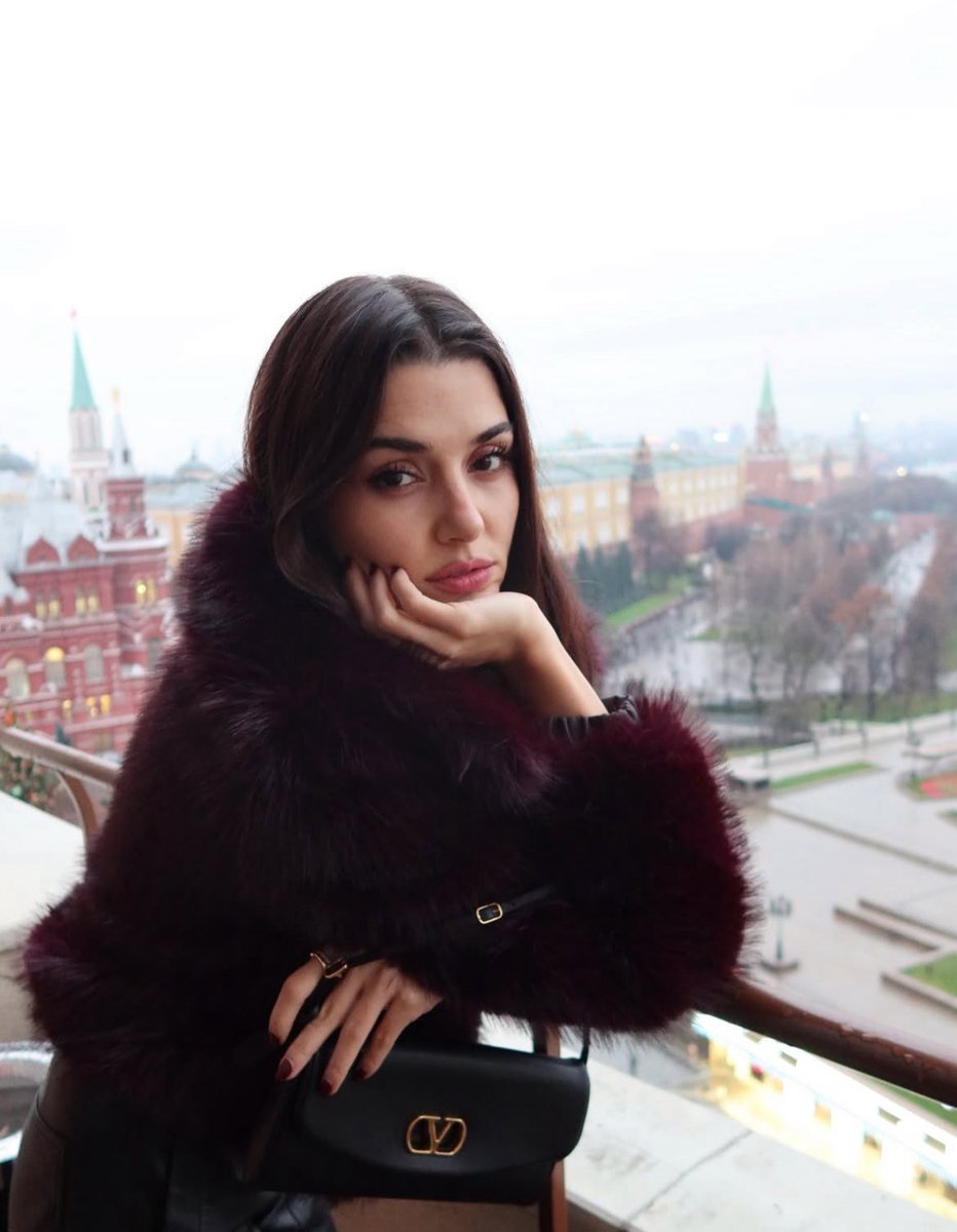 handesgold's tweet photo. eu posso viver por 100 anos e andar por 1000 lugares no mundo e ainda sim você vai ser minha pessoa preferida nele, amo te amar 🤍 @HandeErcel https://t.co/7Xv6kNYj9N