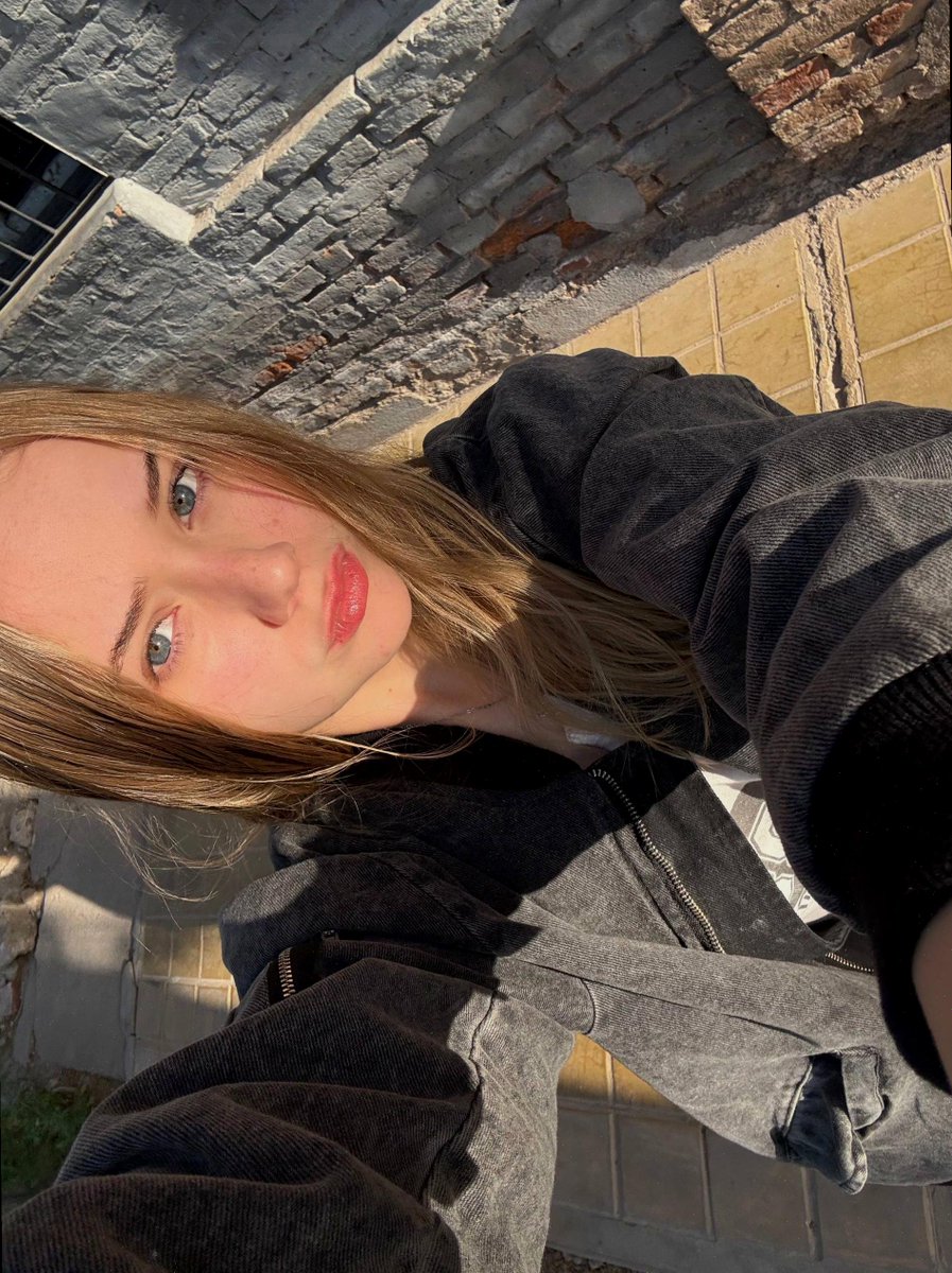 PEacec19u's tweet image. three hours of studying, one motivational playlist, zero comprehension — send snacks