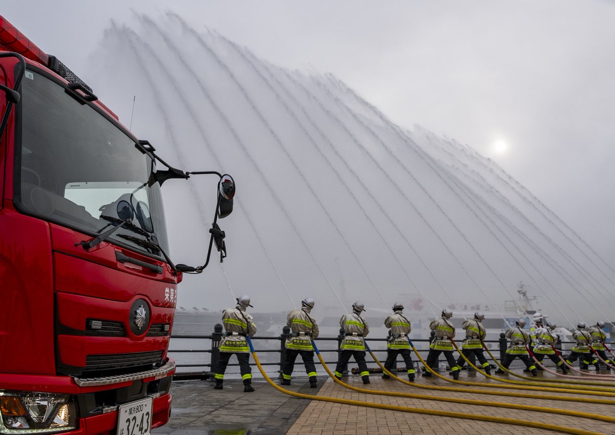 【🔥一斉放水の指揮者募集🔥】
横浜消防出初式2026のフィナーレを飾る「一斉放水」の指揮者を大募集！
あなたの指揮で、精鋭の消防隊員が一斉に放水を開始！
応募方法など詳細はHPをご覧ください。ご応募お待ちしています！
shinsei.city.yokohama.lg.jp/cu/141003/ea/r…

#横浜市消防局 #横浜消防出初式2026 #一斉放水