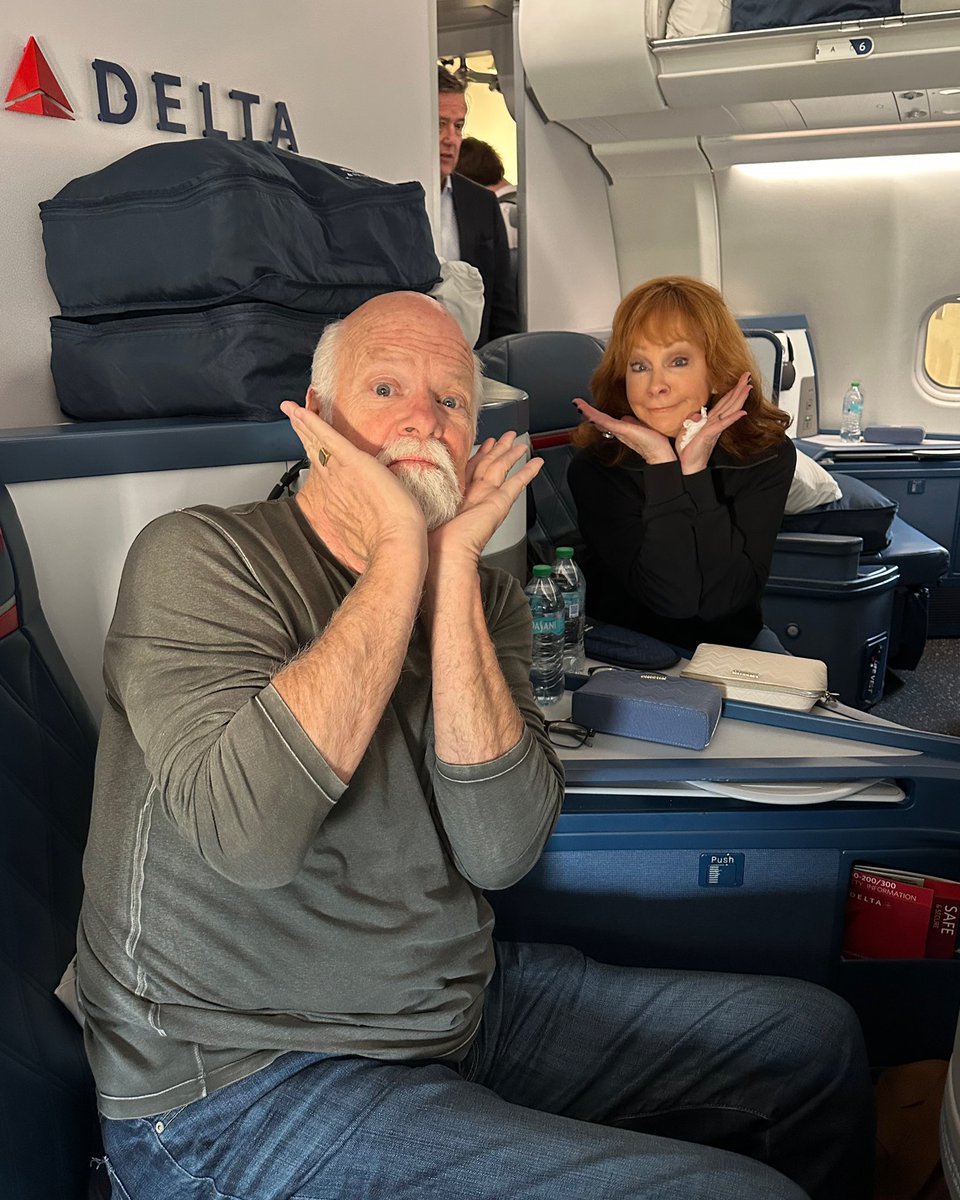 reba's tweet image. Up up and away! NYC, here we come 🗽🚕🎄 Time to light up the tree for #ChristmasInRockefellerCenter on Wednesday! 

Also going to visit so many of my friends on the @TODAYshow tomorrow morning and @FallonTonight Tuesday evening, so be sure to tune in! 

🎶 It’s Christmas time in…
