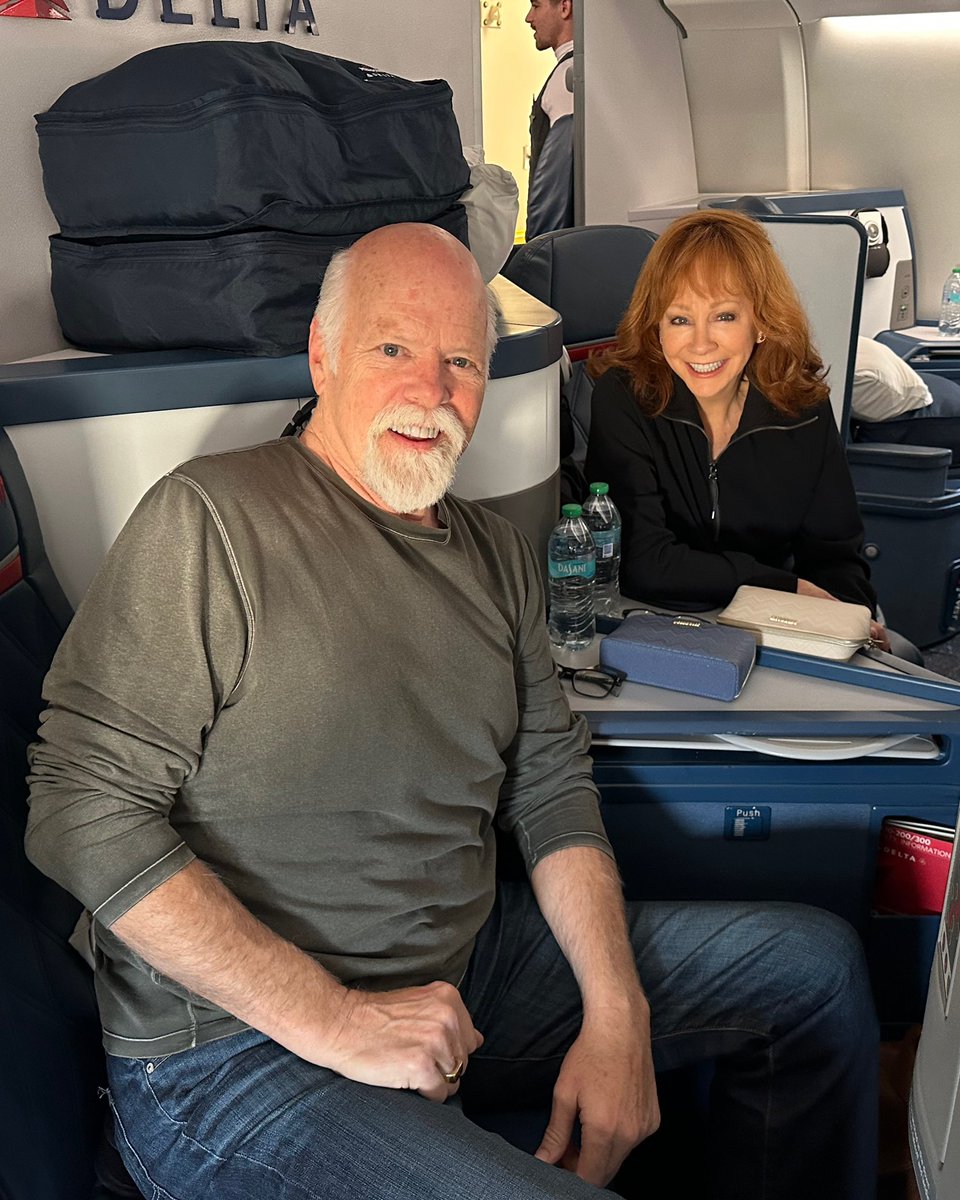 reba's tweet image. Up up and away! NYC, here we come 🗽🚕🎄 Time to light up the tree for #ChristmasInRockefellerCenter on Wednesday! 

Also going to visit so many of my friends on the @TODAYshow tomorrow morning and @FallonTonight Tuesday evening, so be sure to tune in! 

🎶 It’s Christmas time in…