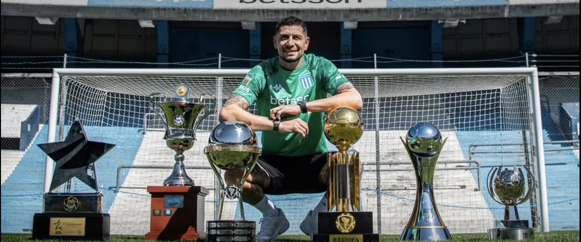 sieteseguidas's tweet photo. Capitán, emblema del Racing Positivo. Mañana es el último partido de uno de los jugadores más importantes del siglo XXI de Racing. Dolerá. https://t.co/rllAn5nBVS