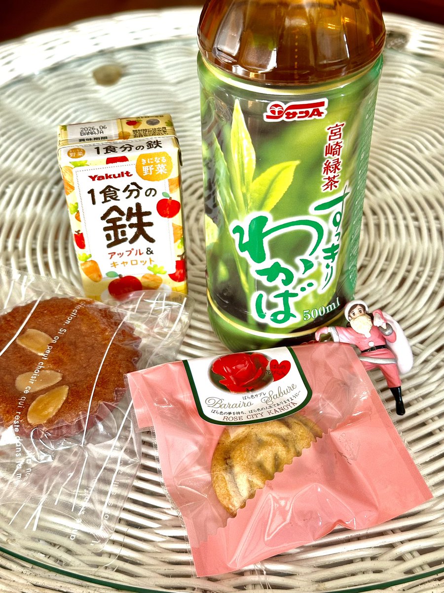 take_kagoMUG's tweet image. 今日は協会健保の健診でした！
残念ながら胃カメラ担当は2年連続Dr.木村ではなかった😔
昨年のベテランDr.でもなく若い優しい感じのDr.だった！
今年の健診したご褒美はこれでした😊
#健診 #健診後のご褒美 #宮崎緑茶 #すっきりわかば #ヤクルト #一食分の鉄 #杵屋モンドール #薔薇色サブレ #フチ子