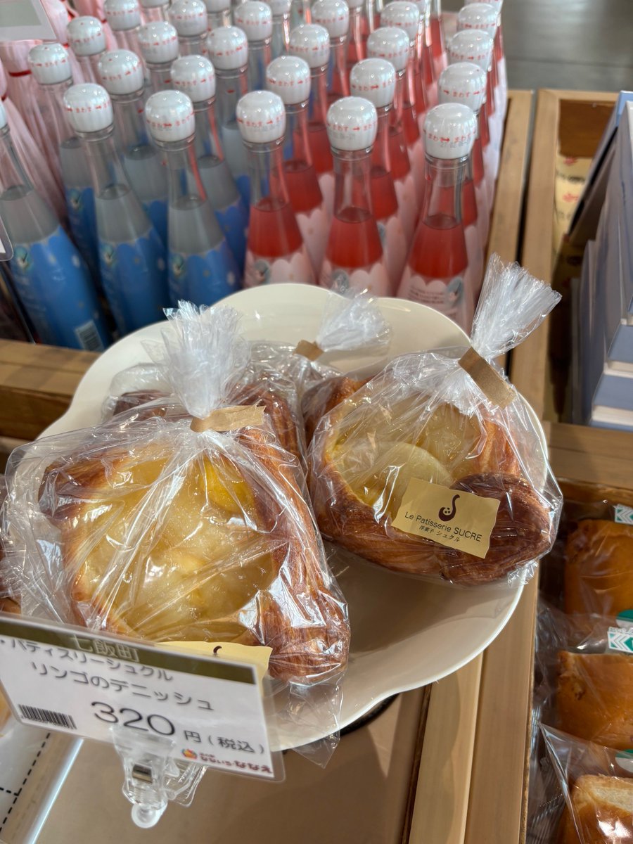 nanairo_nanae's tweet photo. 月曜限定、ル・パティスリー・シュクルのパンが入荷しました🍞
5種類の焼きたてパンがあります！お昼ごはんなどにいかがでしょうか？😋
数量限定ですのでお早めにお買い求めください！
・食パン　390円
・レーズンパン　300円
・りんごのデニッシュ　320円
・きんぴら​パン　250円
・メロンパン　180円 https://t.co/UVyHnw2dax