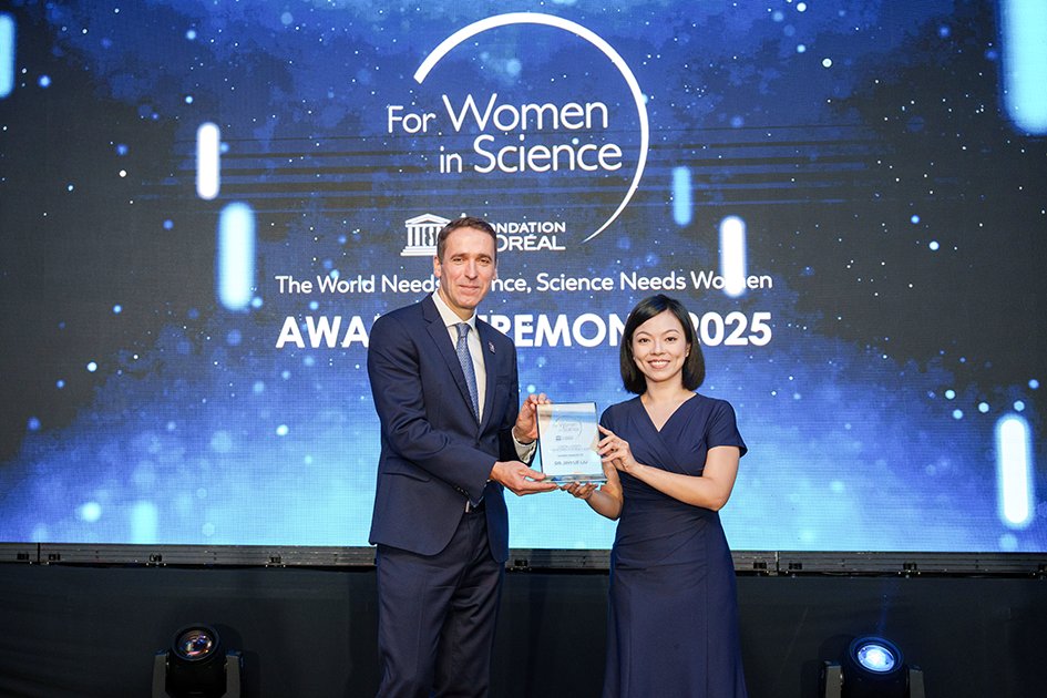 astar_gis's tweet image. 🎉GIS researcher bags prestigious L’Oréal-UNESCO Fellowship for Women in Science award 🎉

Dr Liu Jinyue, Principal Investigator of the Laboratory of Single-cell Spatial Neuromics in A*STAR Genome Institute of Singapore, was recently presented with the L’Oréal-UNESCO Fellowship…