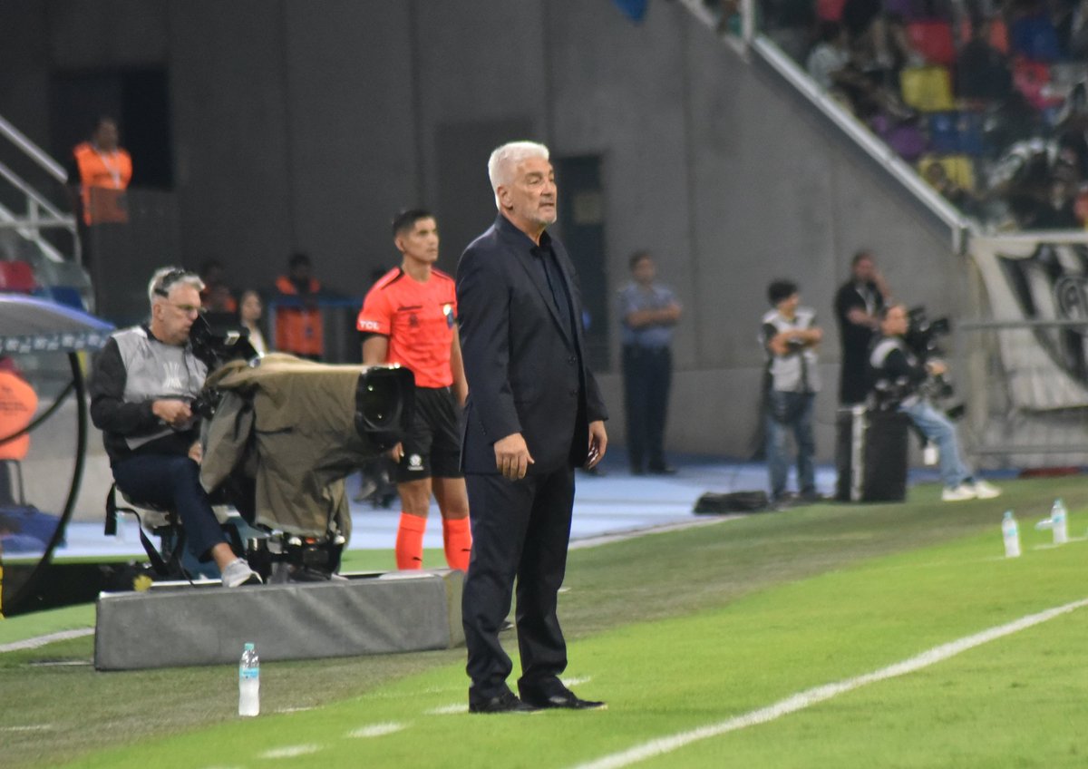 Tras la eliminación en el #ClausuraLPF, Omar De Felippe no seguiría en el cargo de DT de Central Córdoba.
La dirigencia intentará convencerlo, pero ya habría una desición tomada. 
Si bien no está confirmado, el plan B en el B° Oeste sería una dupla de entrenadores.