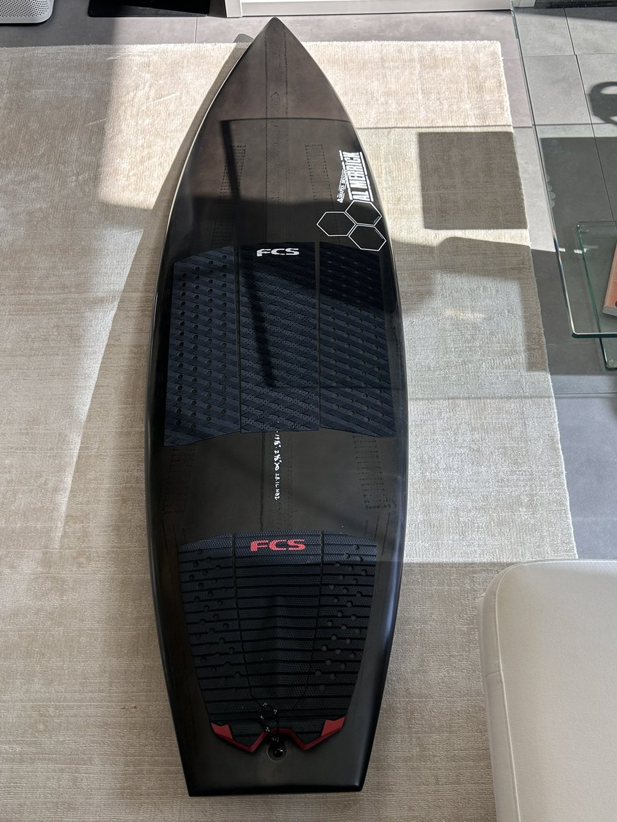 TESLAholder's tweet photo. FCSのトラクションパッド貼った‼️
これで面倒いワックスかけと👋
#TSCJ https://t.co/yGh19OaKsq
