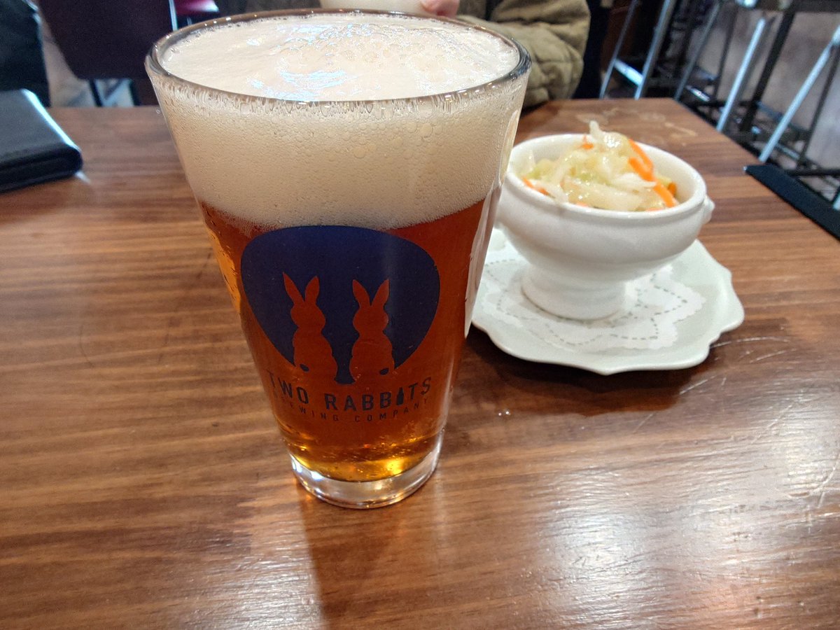 午前中からビールとつまみ。
お休みなんです。豊橋の水上ビルの朝市で。
このためにJRで来たのよ!