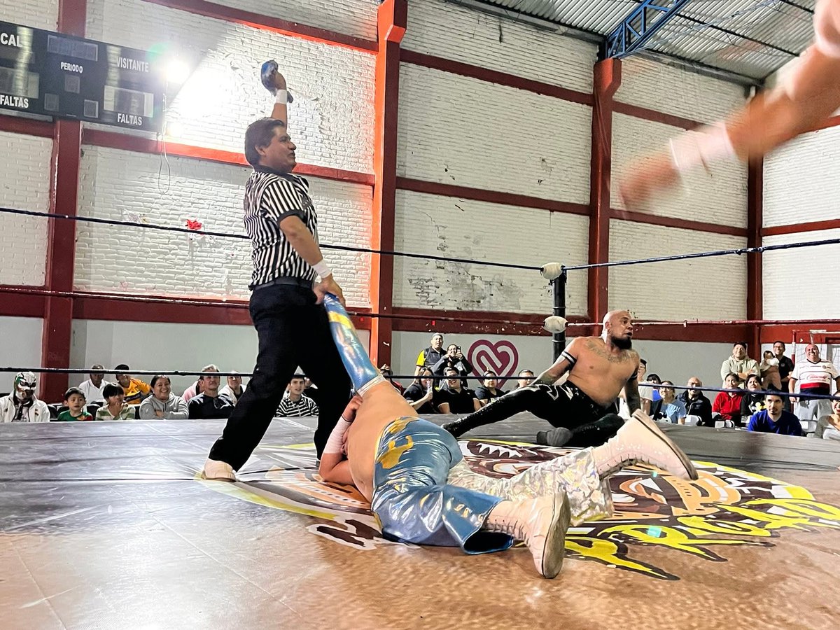 LaTijeraLucha's tweet photo. La lucha semifinal es una auténtica guerra de “familias” cuando chocan con todo #LosMacizos y #LosBrazos, dándose con todo y por todo el #DeportivoNuevaAtzacoalco, donde llegan hasta las gradas los golp3s,siendo descalificados #MiedoExtremo y #Ciclope cuando este último faulea... https://t.co/osDQILVTc9