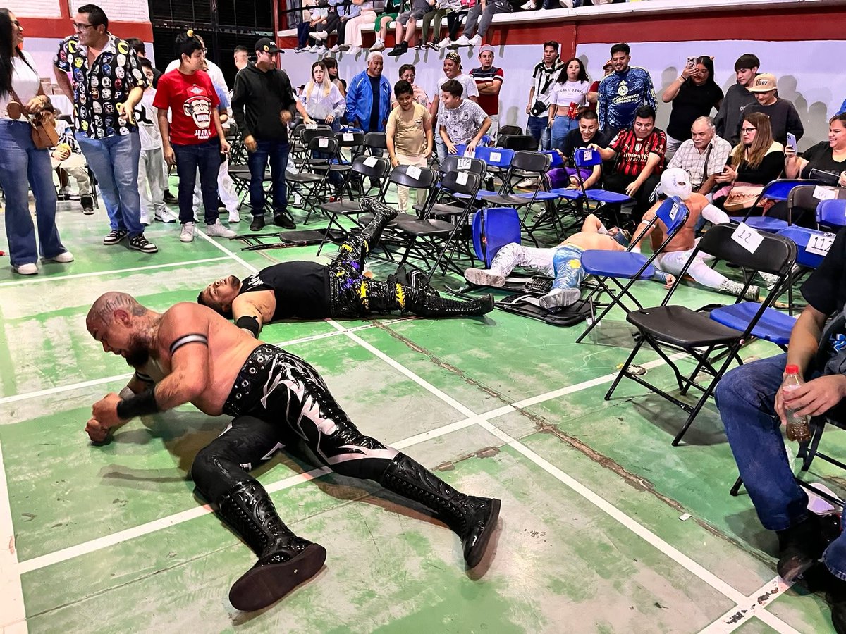 LaTijeraLucha's tweet photo. La lucha semifinal es una auténtica guerra de “familias” cuando chocan con todo #LosMacizos y #LosBrazos, dándose con todo y por todo el #DeportivoNuevaAtzacoalco, donde llegan hasta las gradas los golp3s,siendo descalificados #MiedoExtremo y #Ciclope cuando este último faulea... https://t.co/osDQILVTc9