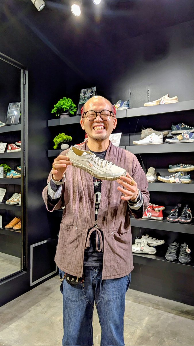 おはようございます！！
TOPtoTOP アメ村店のハタです！

⚫︎TOPの日　全品10％オフ🔥
毎月1日はTOPの日です！
お買い得なチャンスをお見逃しなく😆

今日は寝坊したので写真のみです😭
アメ村に来たらハタに喝を入れてください👊👊👊

#アメ村 #心斎橋 #大阪 #スニーカー #ちょんまげ