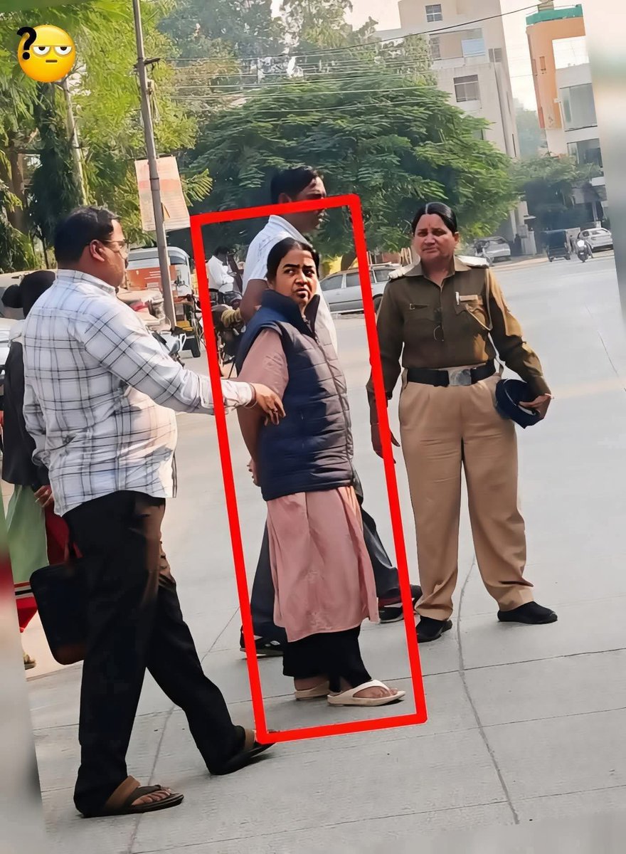 ये वो औरत है जो छह महीने तक रानी बनकर रही

जून 2025 का एक गर्म दोपहर था।  
छत्रपति संभाजीनगर की जालना रोड पर स्थित पांच सितारा होटल एम्बेसडर अजंता के गेट पर एक मर्सीडीज़ रुकी। कार से उतरी एक 45 साल की औरत, साड़ी में लिपटी, माथे पर बड़ी-सी बिंदी, हाथ में सरकारी फाइलों वाला बैग।