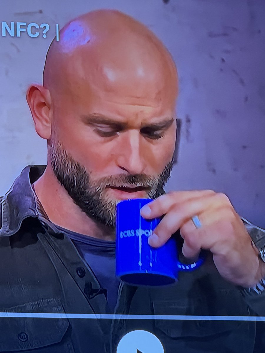 psucec's tweet image. Two of @Ky1eLong ‘s fingers are as big as this coffee cup.