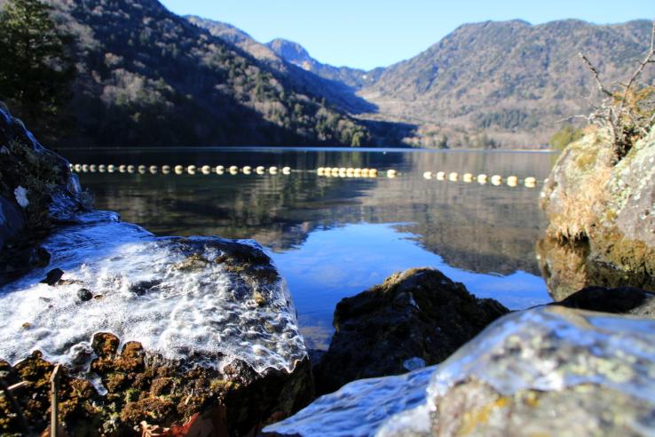 神橋の紅葉も終わり、日光はいよいよ冬へ。市街地〜湯元の幹線は雪や凍結は見られませんでしたが、湯元の日陰では路面凍結が残っていました。白根沢の土砂除去で魚道も姿を見せています。12/1からは冬季ダイヤや休館など、各所が冬仕様に切り替わります。
提供：ベー太
nikko.4-seasons.jp/info/news_deta…